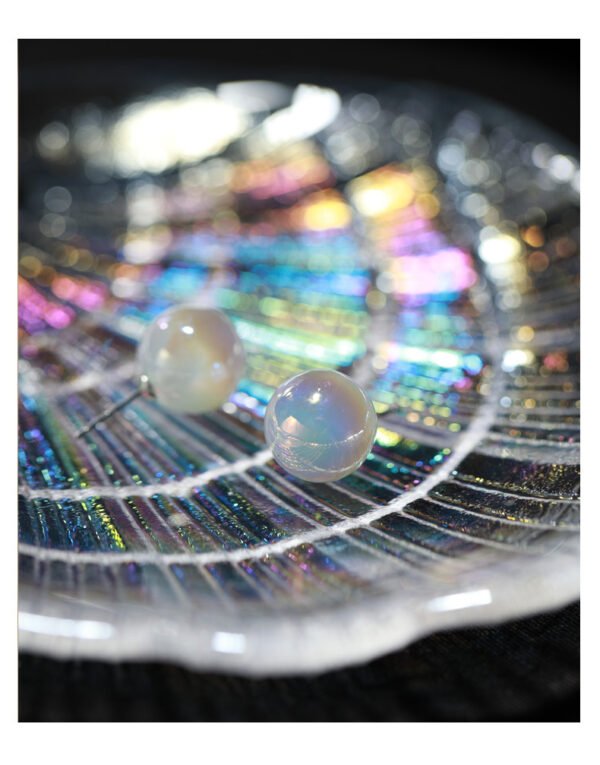Iridescent Pearl Stud Earrings - 图片 2